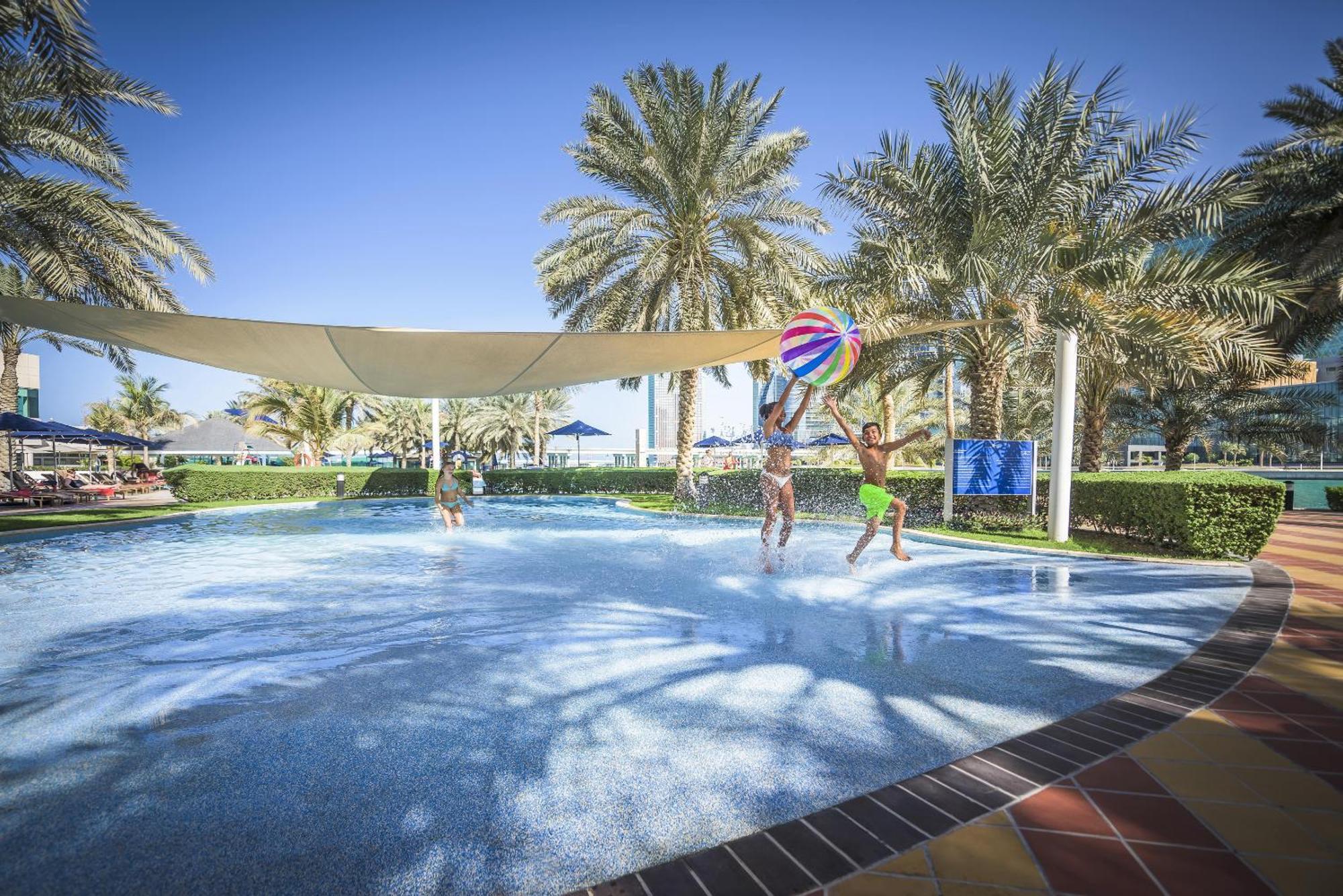 Beach Rotana - Abu Dhabi Ngoại thất bức ảnh The swimming pool at the resort
