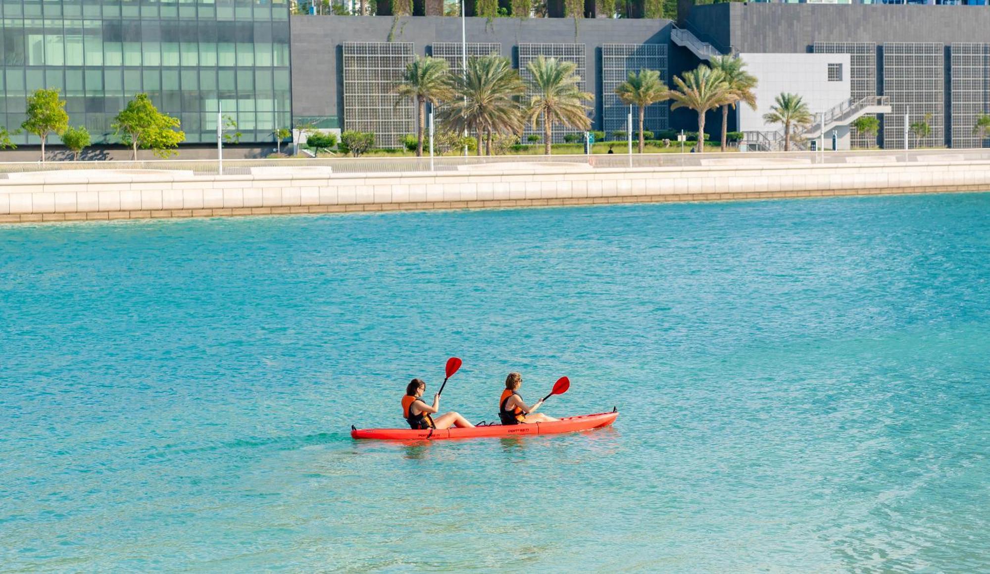 Beach Rotana - Abu Dhabi Ngoại thất bức ảnh Kayaking at the lagoon