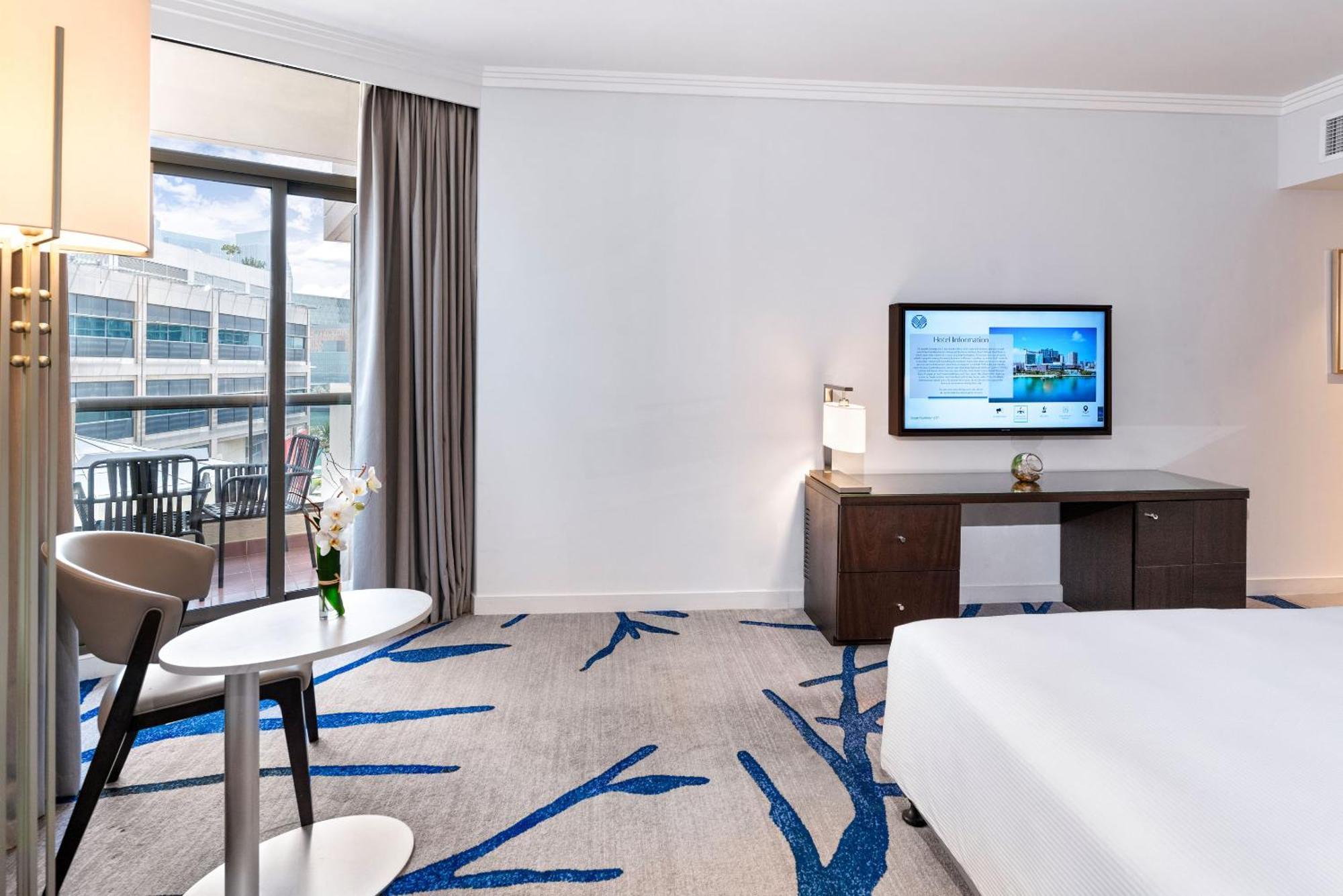 Beach Rotana - Abu Dhabi Phòng bức ảnh A guest room at the Hilton Tel Aviv