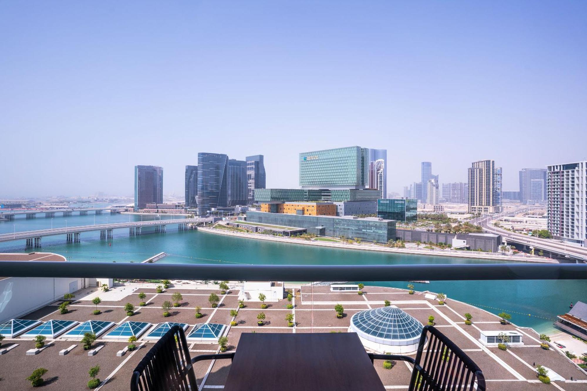 Beach Rotana - Abu Dhabi Phòng bức ảnh View of Al Biryani Super Mall from a nearby apartment